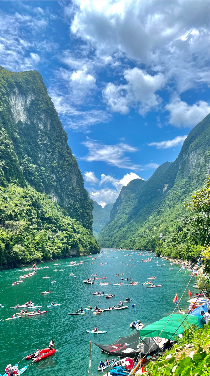 天峨蓝刀鱼景区喀斯特峡谷、碧绿水面与游船